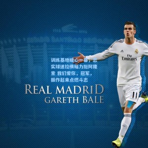 训练基地暖心一幕，忠实球迷拉横幅力挺阿隆索 我们爱你，冠军，振作起来点燃斗志